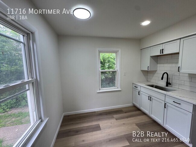 Foto del edificio - 11716 Mortimer Ave