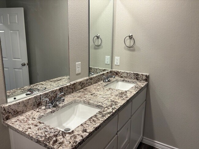 Building Photo - 2109 Wildewood-A
