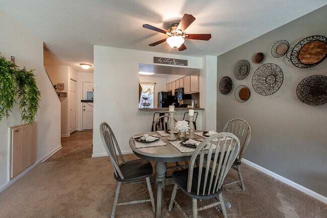Área de comedor - Fords Pointe Apartments and Townhomes