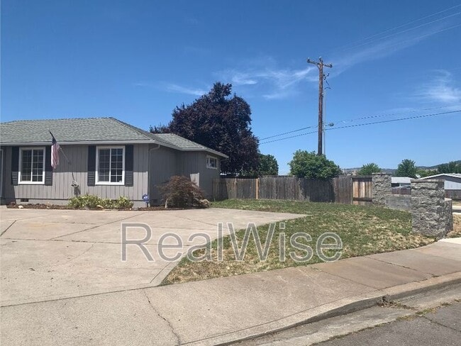 Building Photo - 210 Sweetbrier Dr