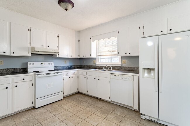 Foto del edificio - Price Improvement! 3 bedroom home in Westw...