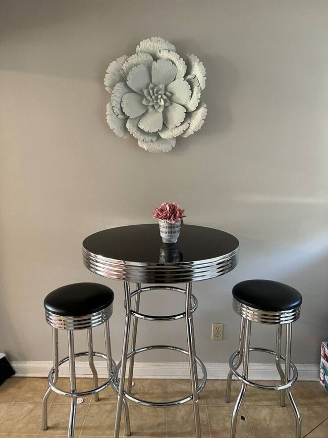 Building Photo - MOVE IN SPECIAL!! Charming 2 bedroom Duplex