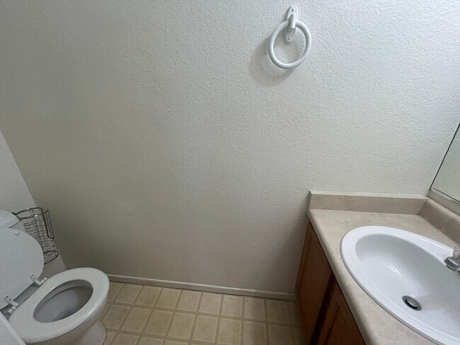 Building Photo - 4 Bedroom 2.5 Bath