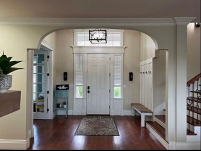 Building Photo - Beautiful, 6 Bedroom Home!