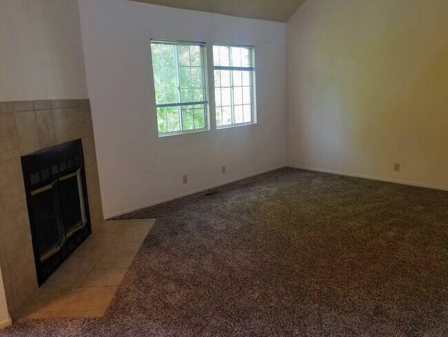 Foto del edificio - Two Bedroom Condo w/Loft  Sinsheimer Neigh...
