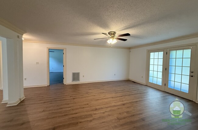 Building Photo - 2071 Howlong Ave