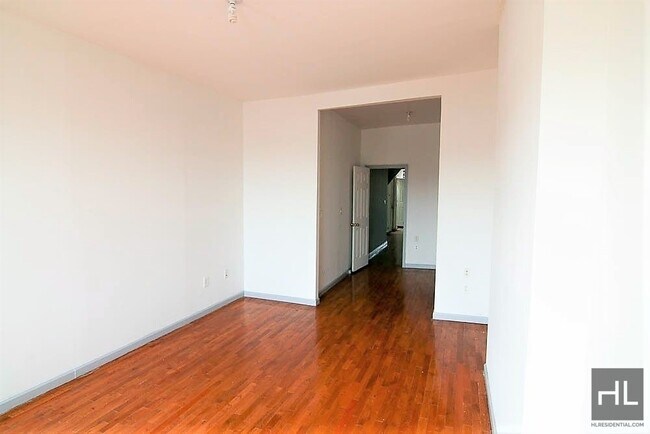 Foto del edificio - 245 Montrose Ave