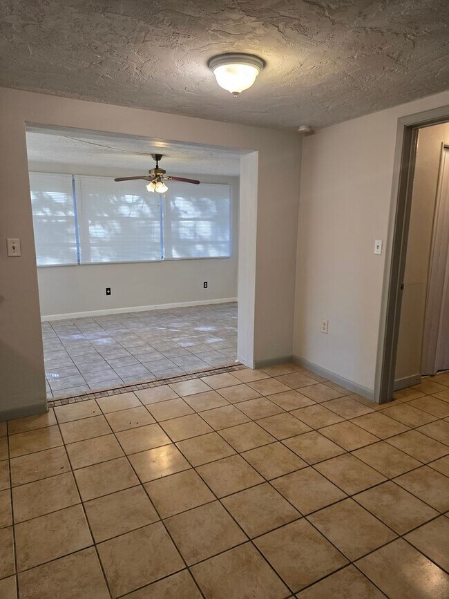 Building Photo - Adorable 2/1.5 in Beverly Hills!!!
