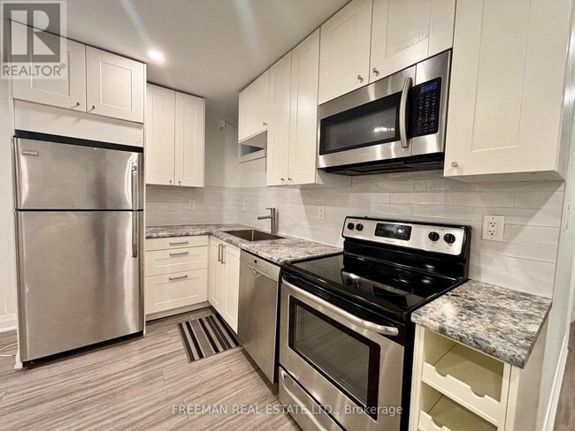 Building Photo - 340 Howland Ave