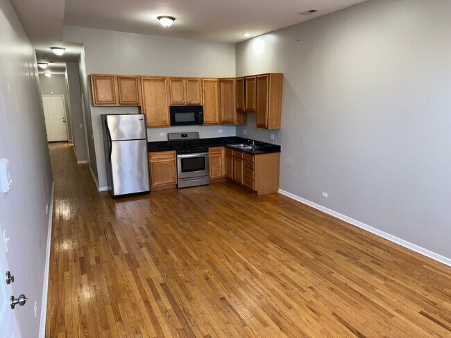 Foto del edificio - 2438 N Laramie Ave