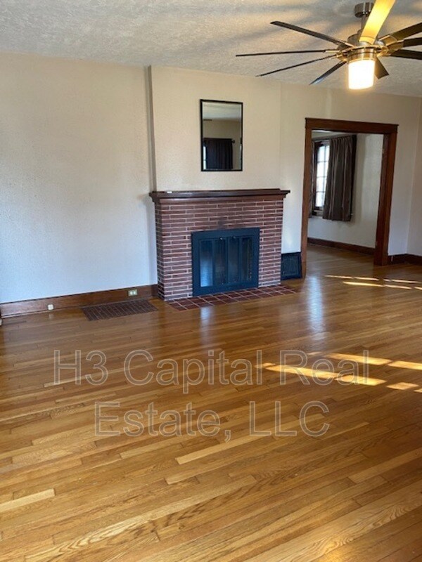 Foto del edificio - 1215 W Main St