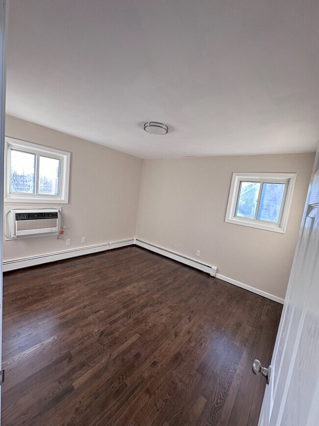 16 Gwynne Ln, Farmingdale, NY 11735 Apartments in Farmingdale, NY