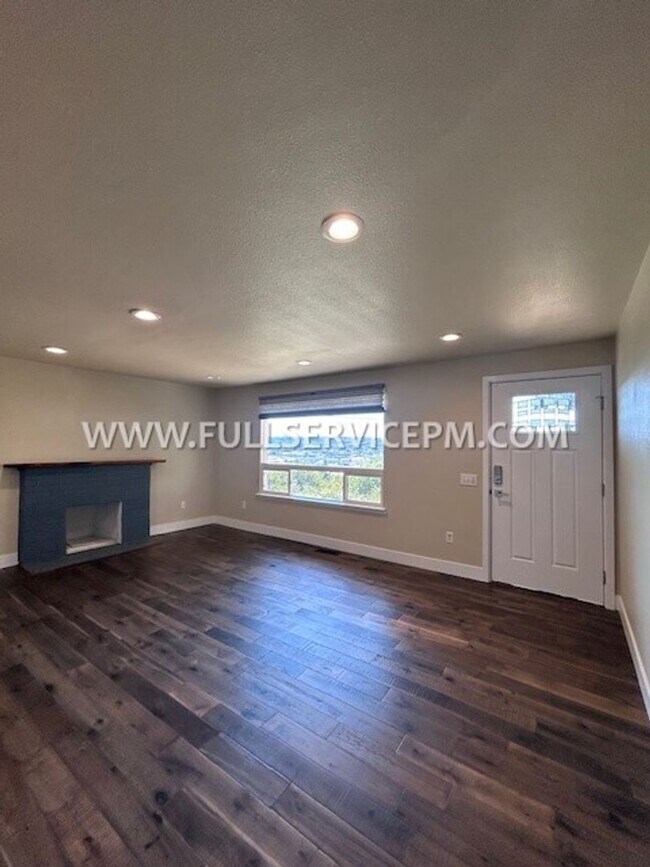 Foto del edificio - Exceptional South Beacon Hill 3 BD 2 BA! Huge Deck!