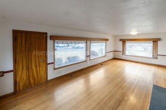 Building Photo - 2324 E South Crescent Ave