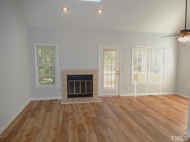 Foto del edificio - 8318 McGuire Dr