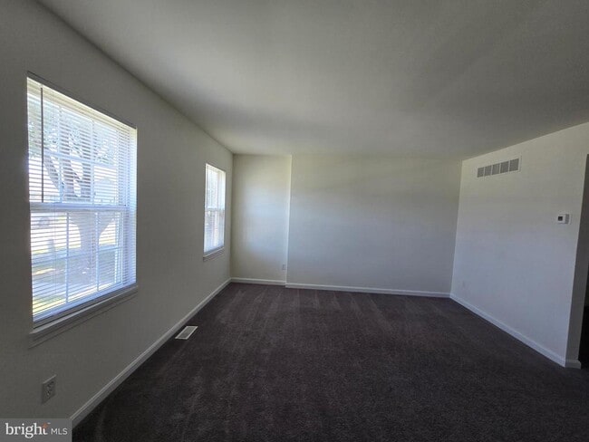 Building Photo - 145 Holmes St