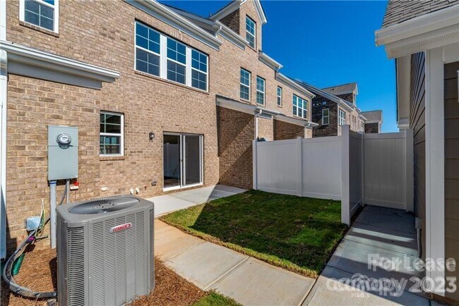 Foto del edificio - 3 bedroom town home in Rea Farms- walkable community to restaurants, shops, walking trails