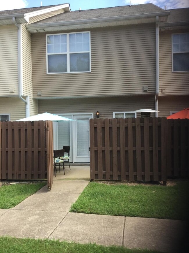 Fenced Back Patio - 2015B Beech Avenue