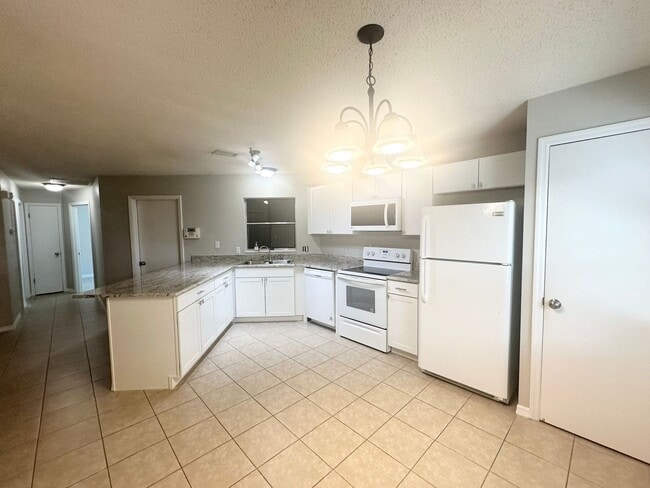 Building Photo - Charming 2-Bedroom Townhome with Bonus Roo...