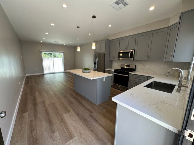 Building Photo - 8436 Oakdale Ave