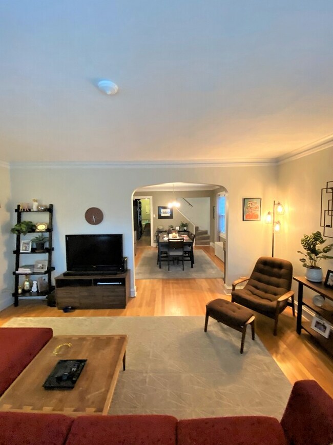 Foto del edificio - 5916 W Cornelia Ave