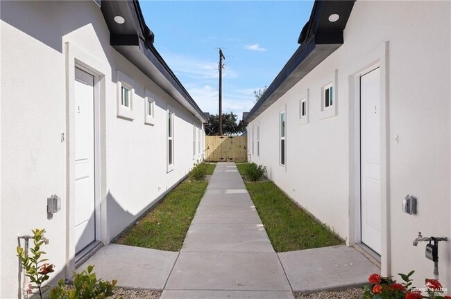 Foto del edificio - 503-505 W Farm to Market 495