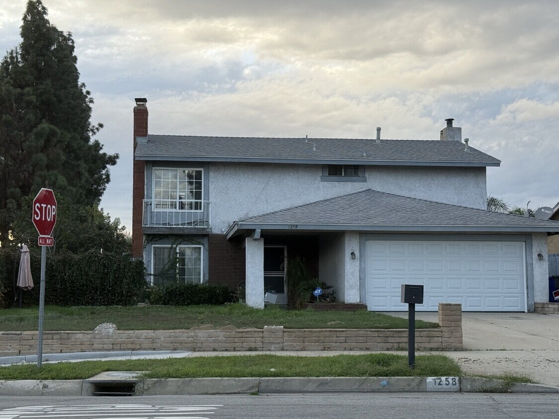 Foto del edificio - Beautiful Ontario Corner-Lot POOL Home – N...