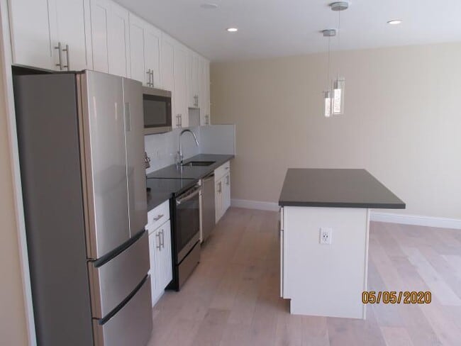 Building Photo - 3 bedroom in Oakland CA 94610