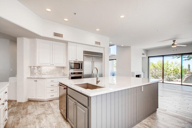 Building Photo - 11015 E Desert Vista Dr