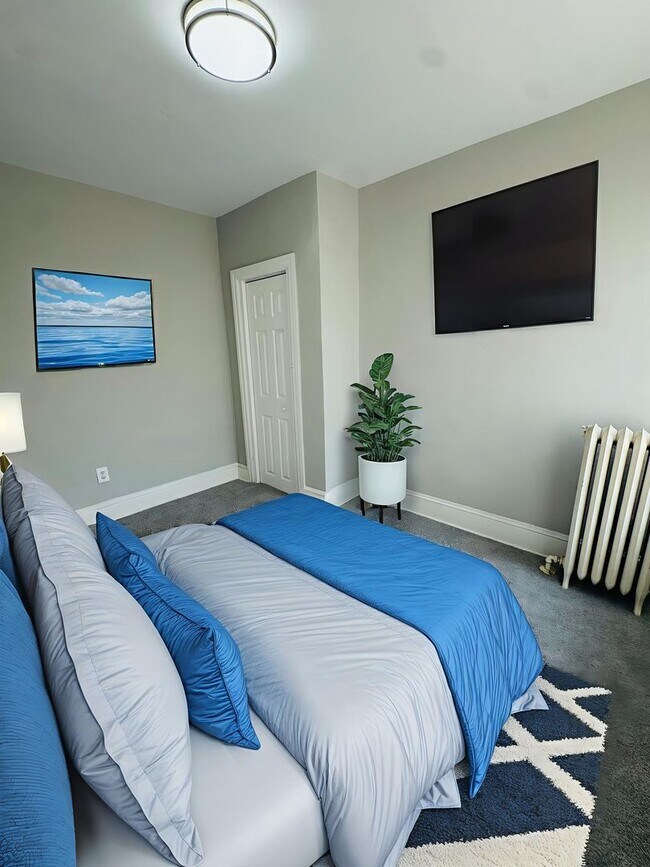 Building Photo - Remodeled 3bd/1 House with Rear yard!! SEC...