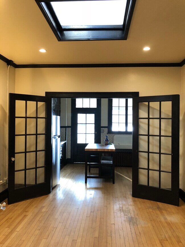 Foto del edificio - 125 E 3rd St