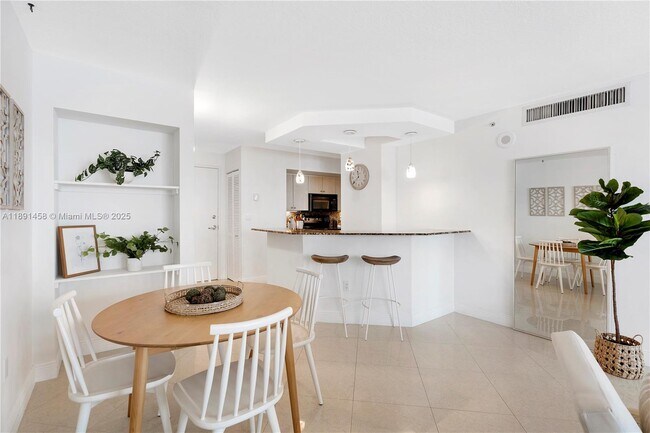 Foto del edificio - 6917 Collins Ave