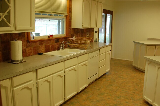 Building Photo - 58 Pine Del Dr