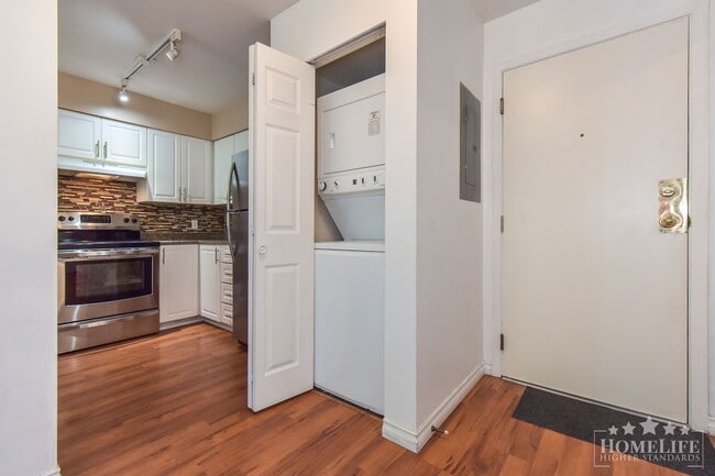 Building Photo - 2 - Bed + 2 - Bath Condo for Rent in Surrey!