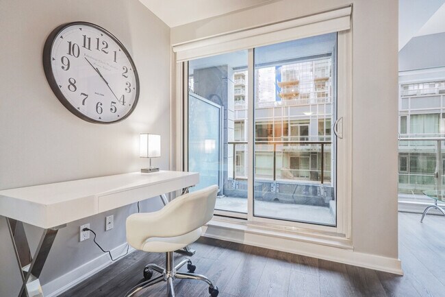 Photo du bâtiment - 179 Queen St W