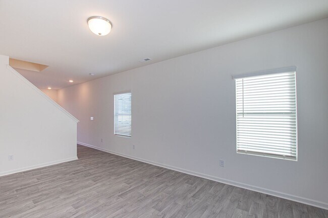 Foto del edificio - BEAUTIFUL 3BD/2.5BTH Townhome in Belmont a...