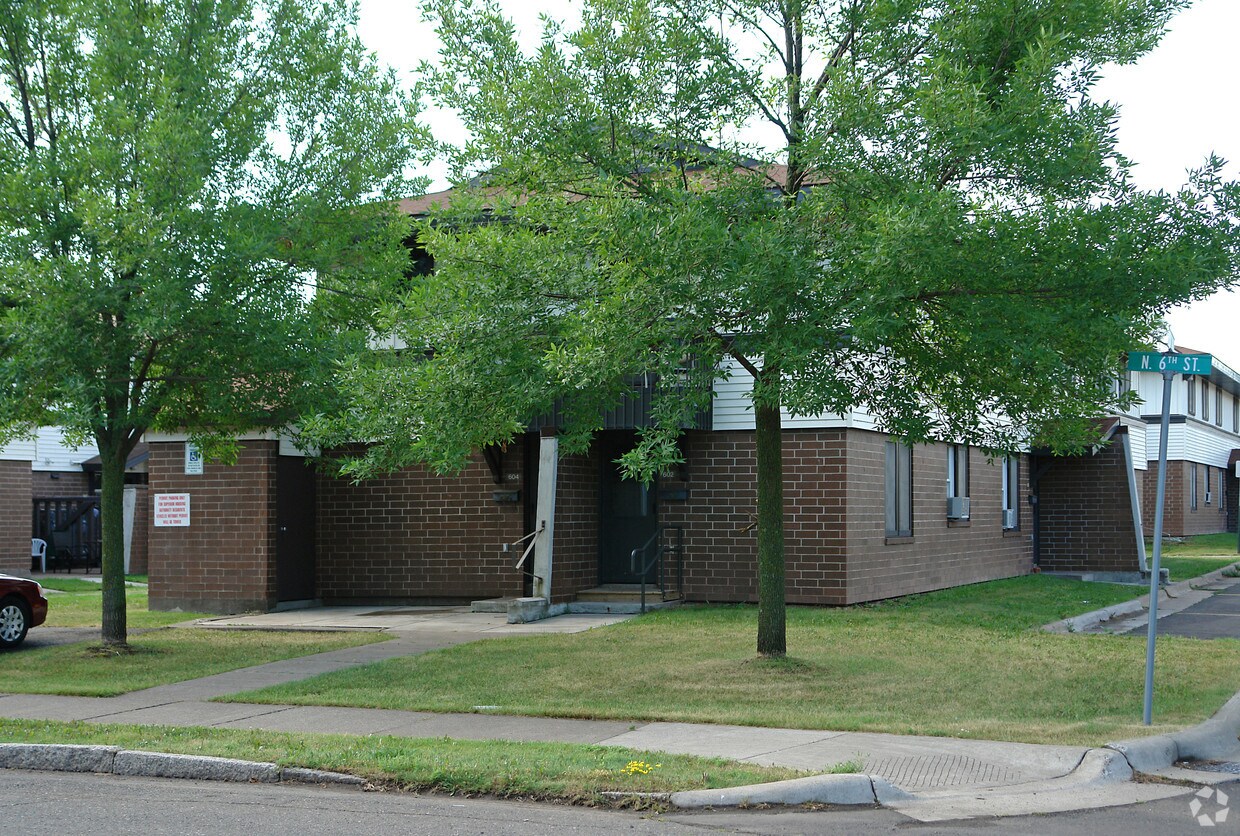 Foto del edificio - 602-608 Roosevelt Ave