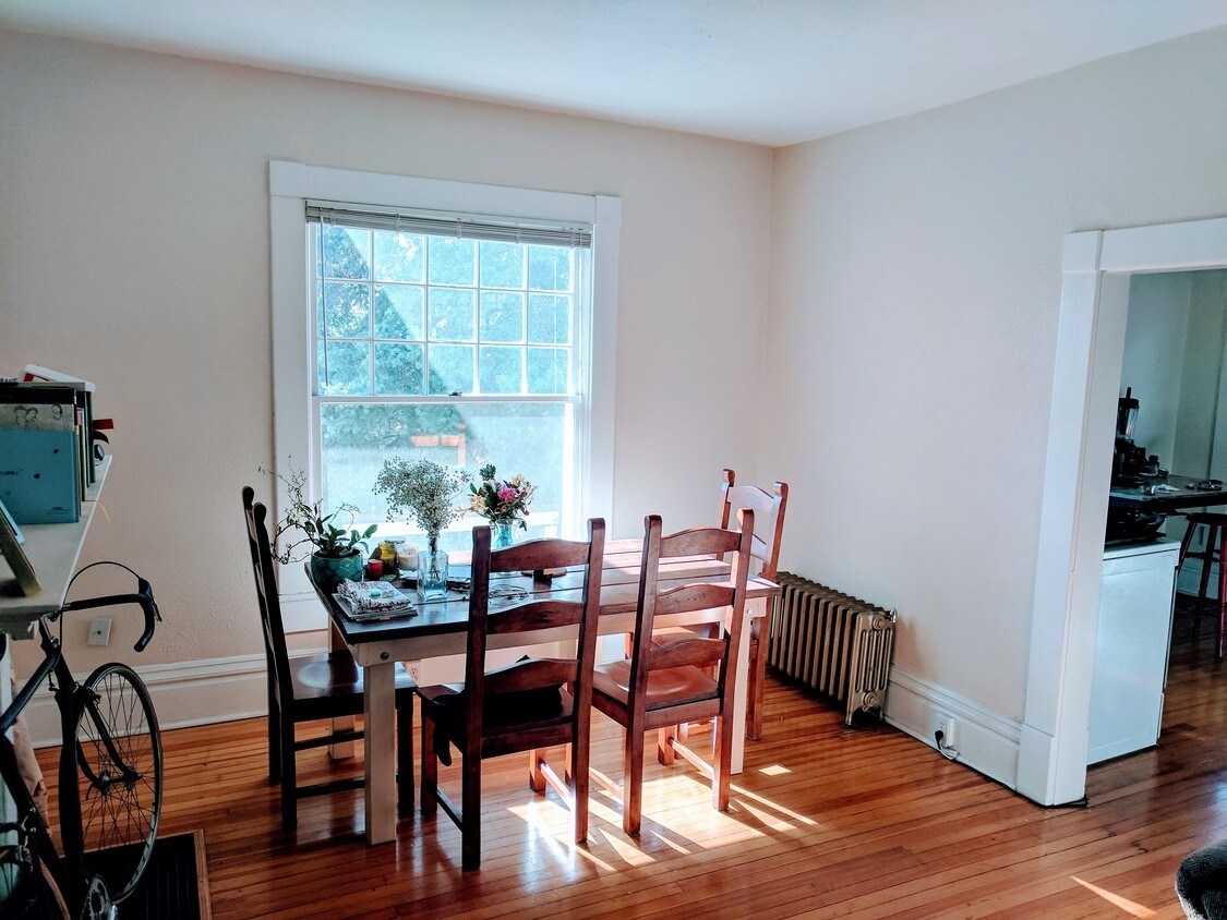 Main room in apartment with lots of light - 1122 N Emerson St