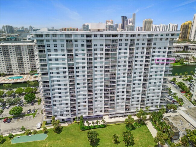 Building Photo - 500 Bayview Dr