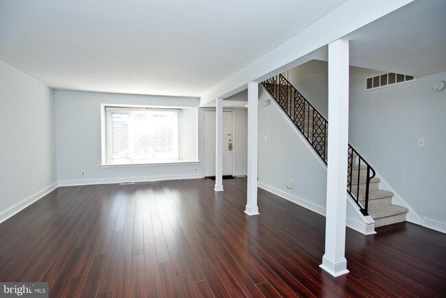 Building Photo - 126 E Chelsea Cir