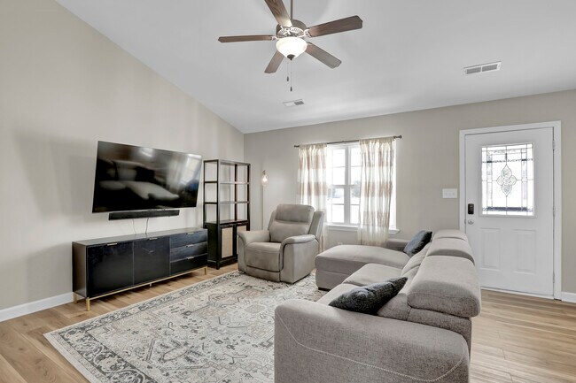 Foto del edificio - 105 Rosemary Ave