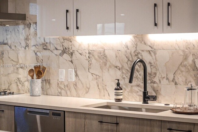 Foto del edificio - 333 N New River Dr E