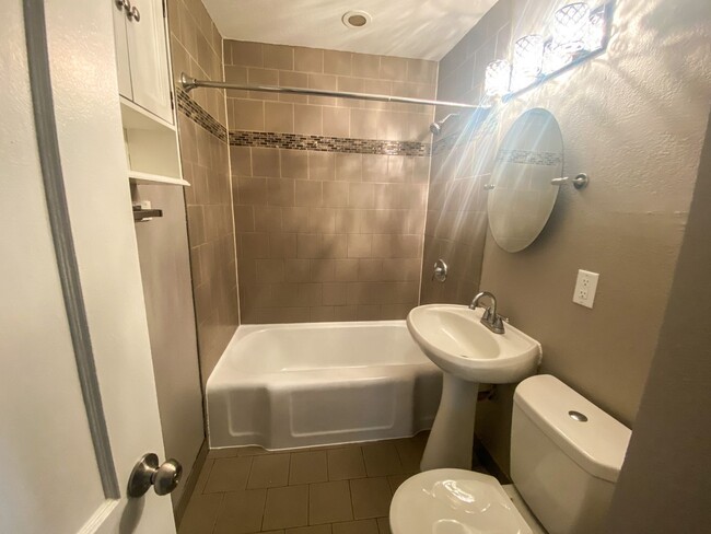 Building Photo - 2 Bedroom Single Family