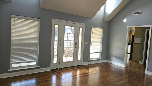 Foto del edificio - 646 Hidden Oaks Dr