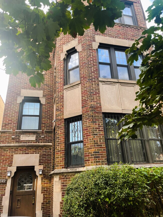 Apartment of Rent - 8742 S Harper Ave