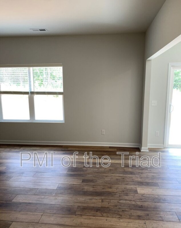 Building Photo - 1549 Ever Spg Dr