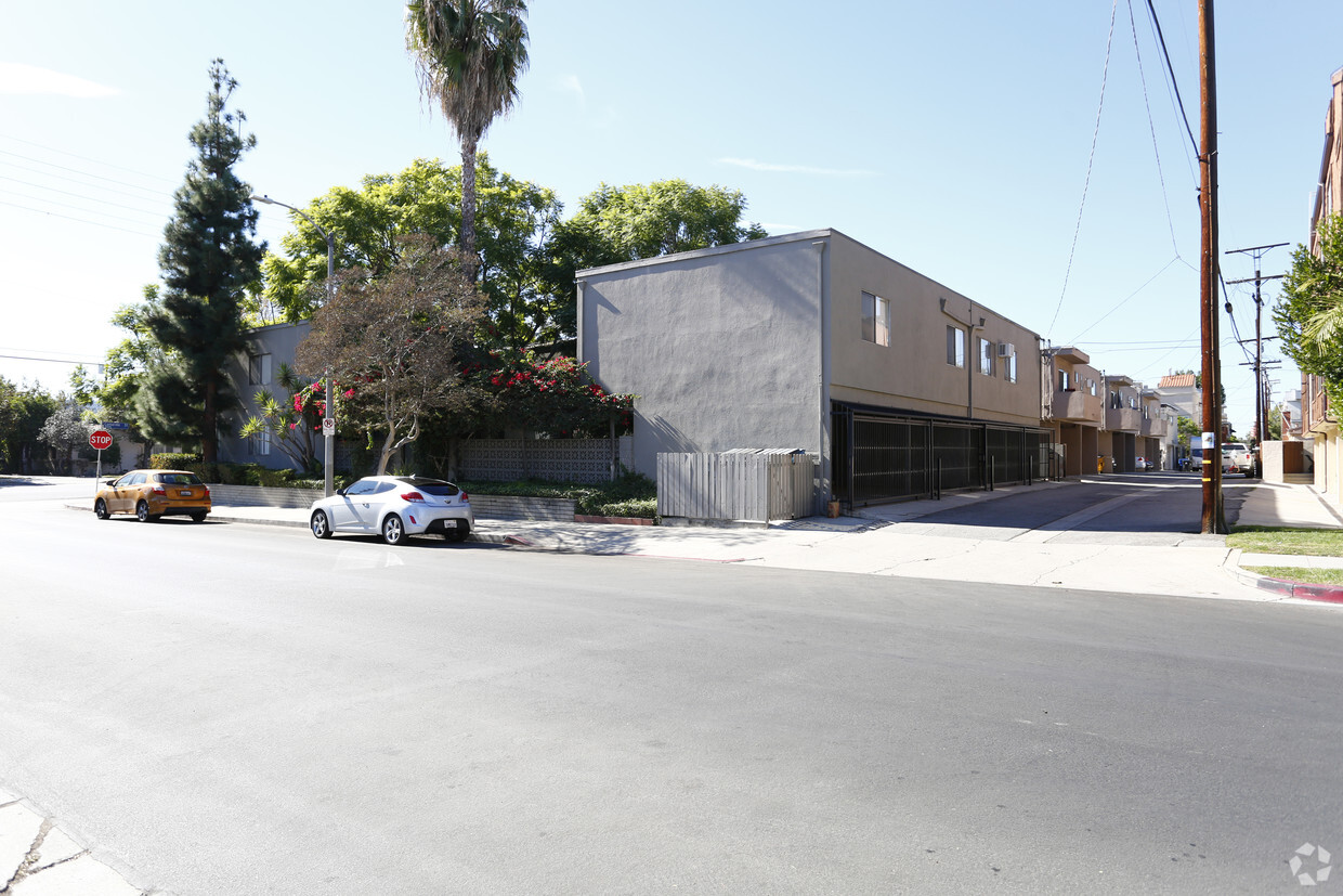 Building Photo - 10805 Camarillo St