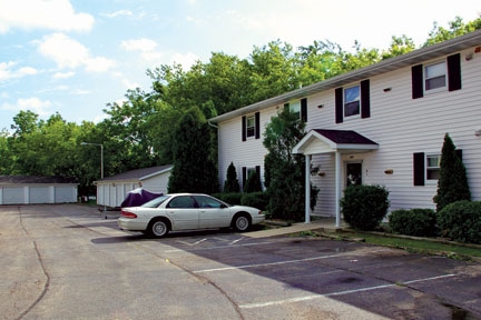Primary Photo - Walnut Street Apartments