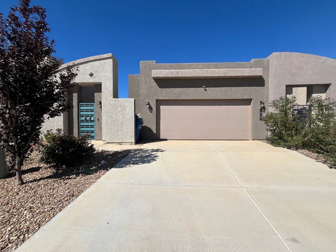 Primary Photo - Modern 3 Bedroom 2 Bathroom Home In Los Lu...