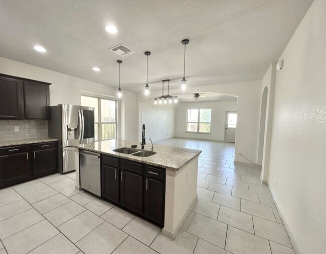 Foto del edificio - Beautiful 5BED/3BATH House for Rent! Avail...